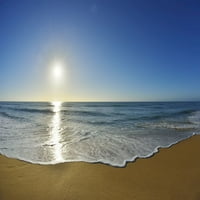 Surf koji se srušio na obalu plaže devedeset milja na Paradise Beachu, na pozadini sunca koje sja nad oceanom